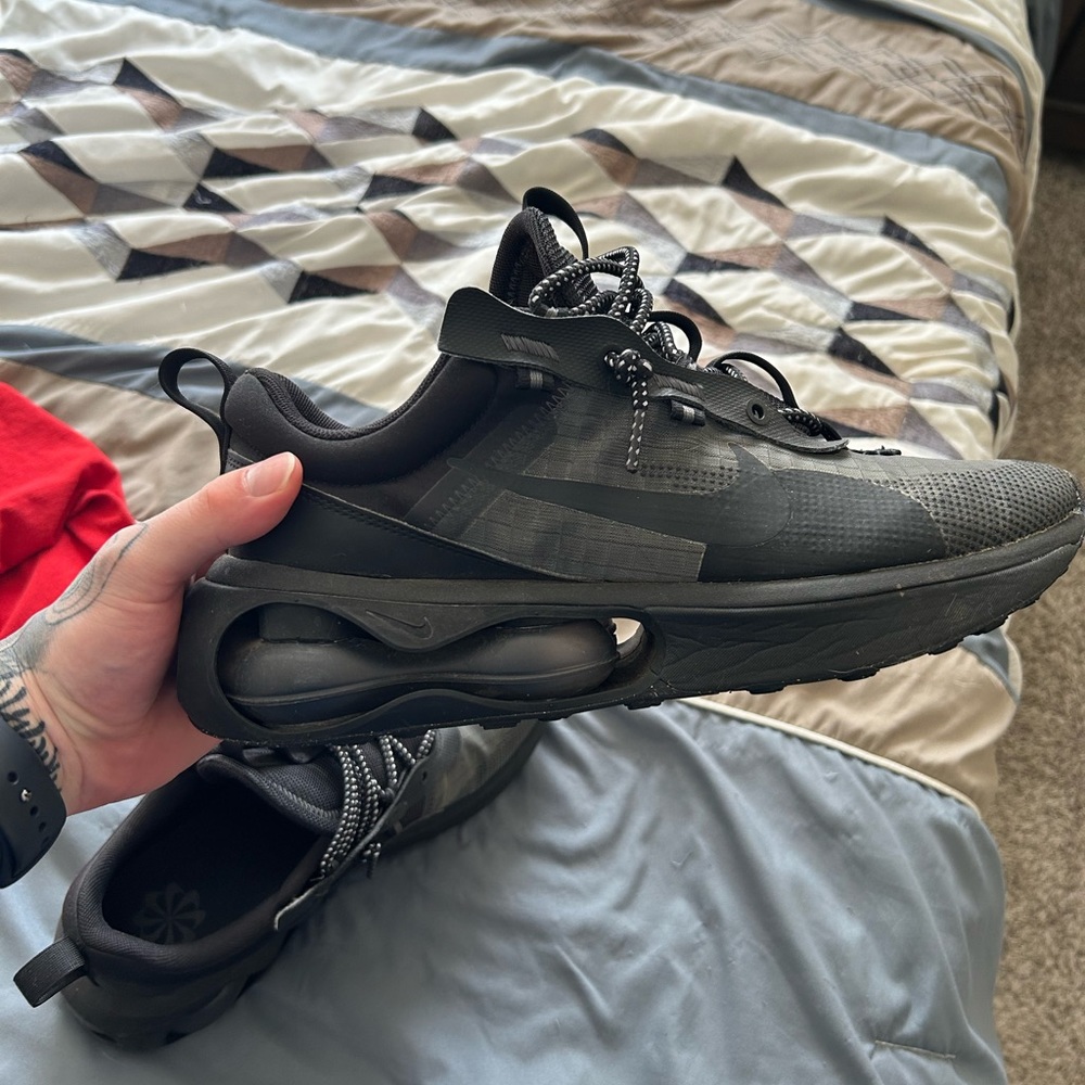 Used Triple Black Nike Air Max 2021 size 11.5